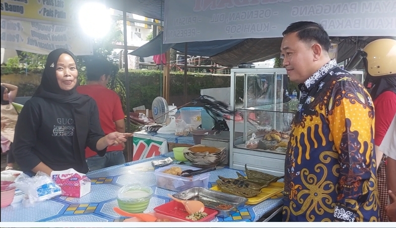 Lurah Palangka Bersama LPMK dan Pengelola Parkir Motivasi Pedagang Dengan Dooprize