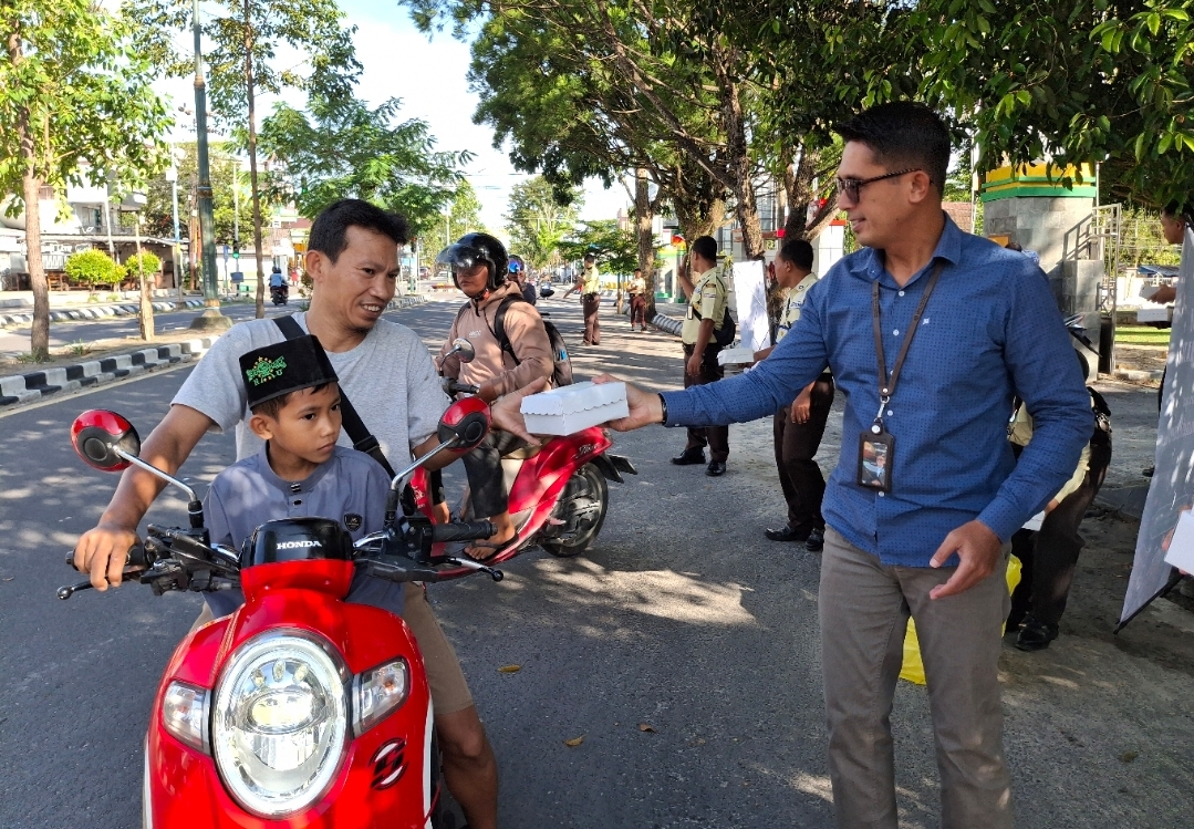 Bank Kalteng Cabang Pangkalan Bun Berbagi Takjil 