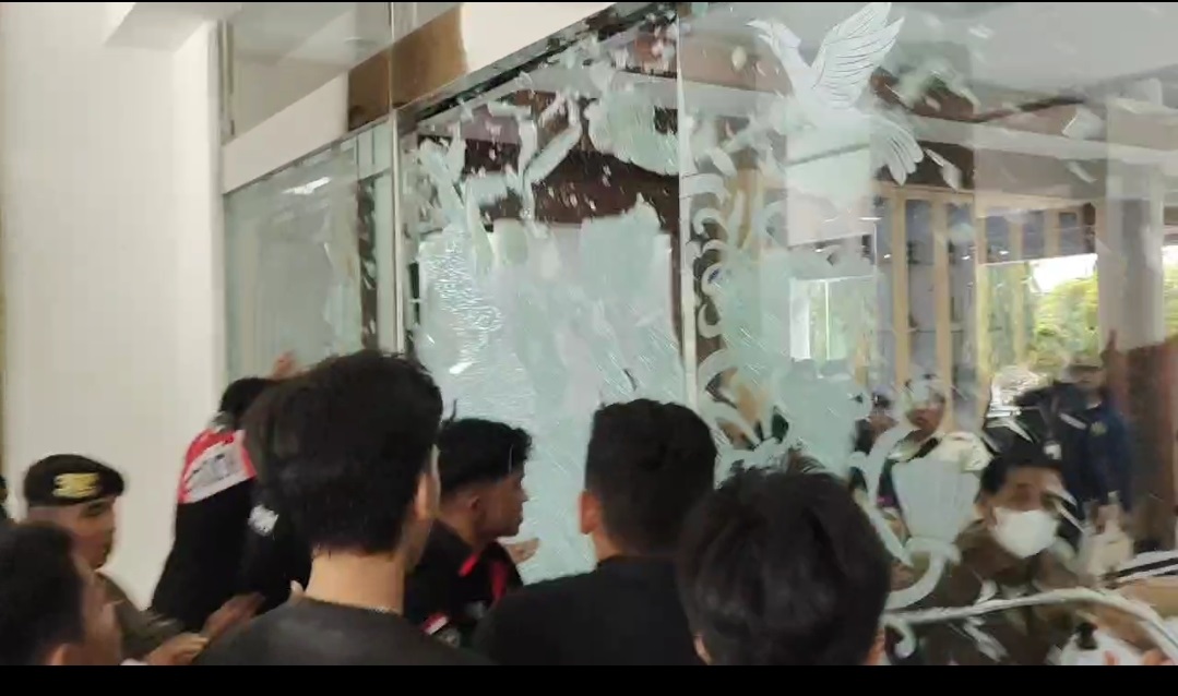 Demo Gemas Kalteng, Kaca DPRD Kalteng Pecah