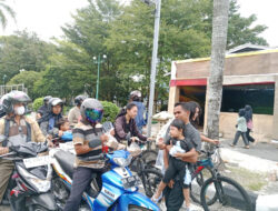 Keluarga Besar Syahridi Berbagi Takjil di Pospol Bundaran Besar