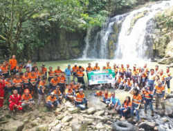PT Indo Muro Kencana Gelar Clean Up Day di Ekowisata Air Terjun Ongkong Malau Bertepatan dengan Hari Bumi