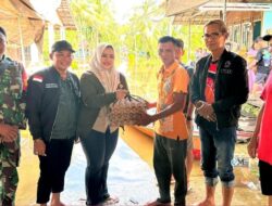 Anggota Dewan Dampingi Wabup Salurkan Sembako Banjir