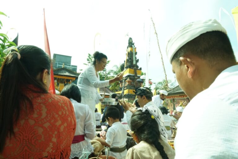 Penuh Khidmat, Umat Hindu Rayakan Galungan