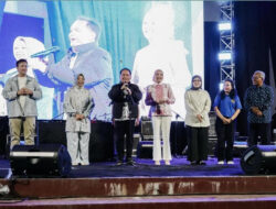 Gubernur H Agustiar Hadiri Hiburan Rakyat Hari Kemenangan 