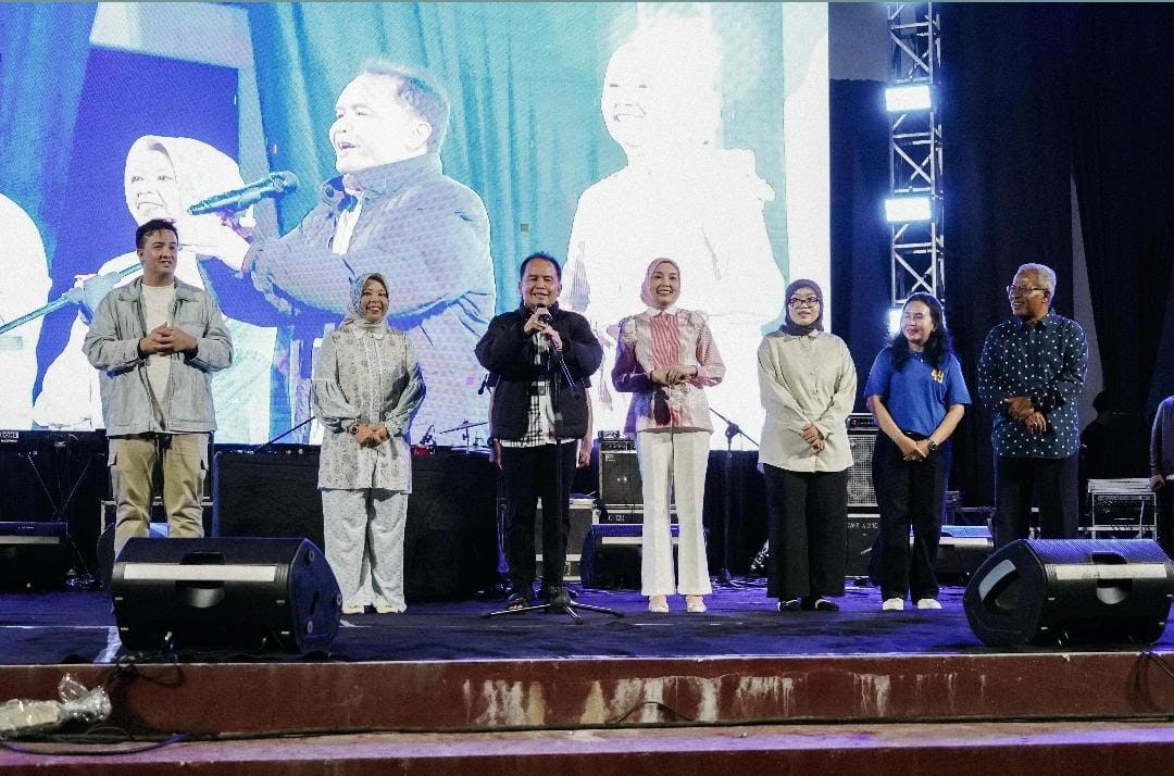 Gubernur H Agustiar Hadiri Hiburan Rakyat Hari Kemenangan 