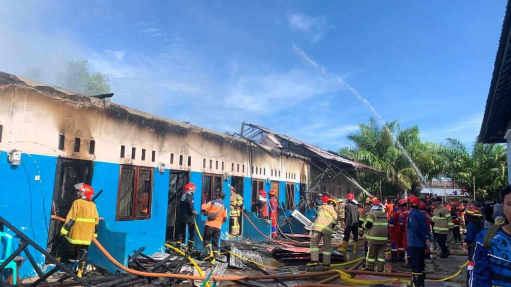 Barak 8 Pintu Ludes Terbakar