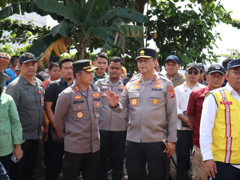 Kapolda Kalteng dan Forkopimda Salurkan Bansos di Barsel