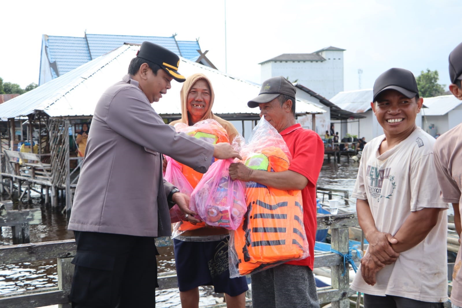 Polres Seruyan Bagikan Life Jacket dan Bansos untuk Nelayan