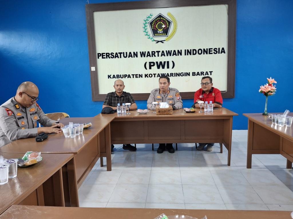 Perkuat Sinergitas, Kapolres Kunjungi Kantor PWI Kobar