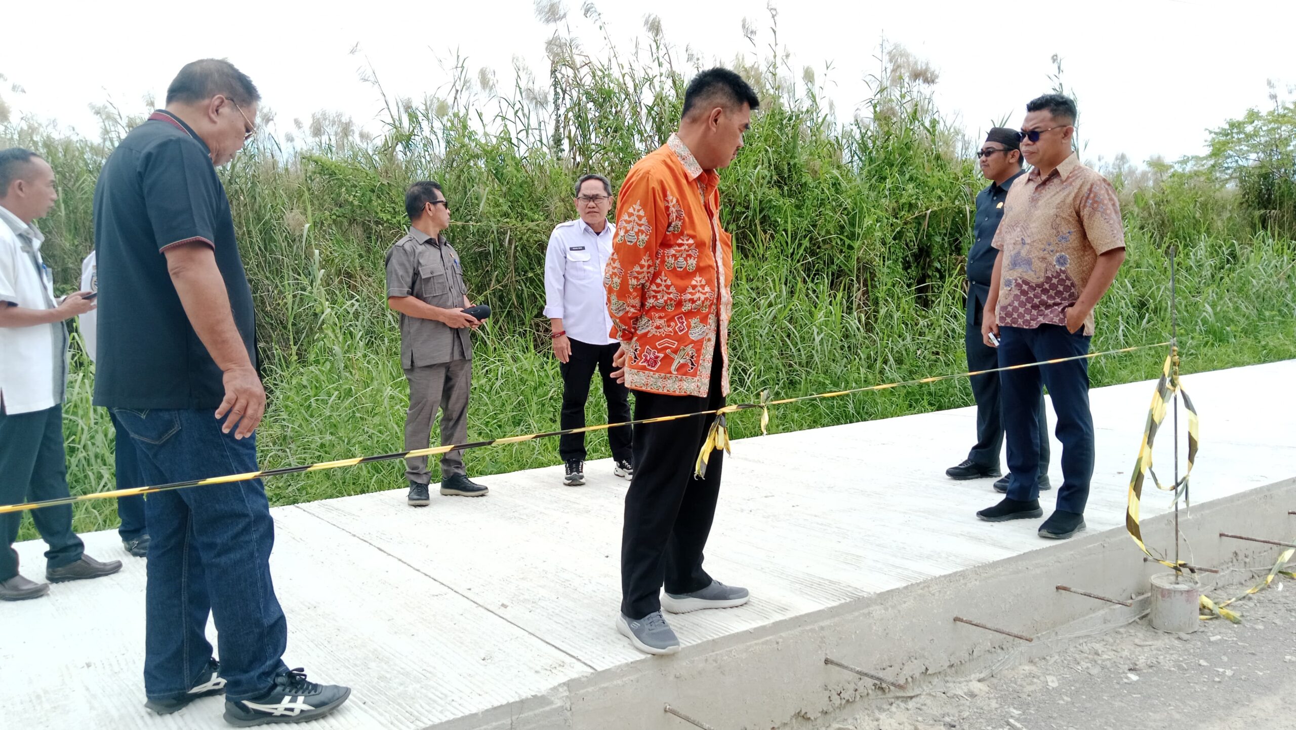 Proyek Jalan Ujung Pandaran-Kuala Pembuang Rp9,61 Miliar 6 Bulan Sudah Ambrol Proyek Jalan Ujung Pandaran-Kuala Pembuang Rp9,61 Miliar 6 Bulan Sudah Ambrol