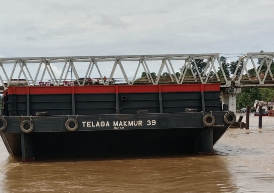 Tongkang Batu Bara Telaga Makmur Sangkut di Jembatan Hasan Basri Muara Teweh