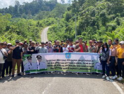 Bupati, Wabup dan Masyarakat Gotong Royong Bersihkan Bahu Jalan