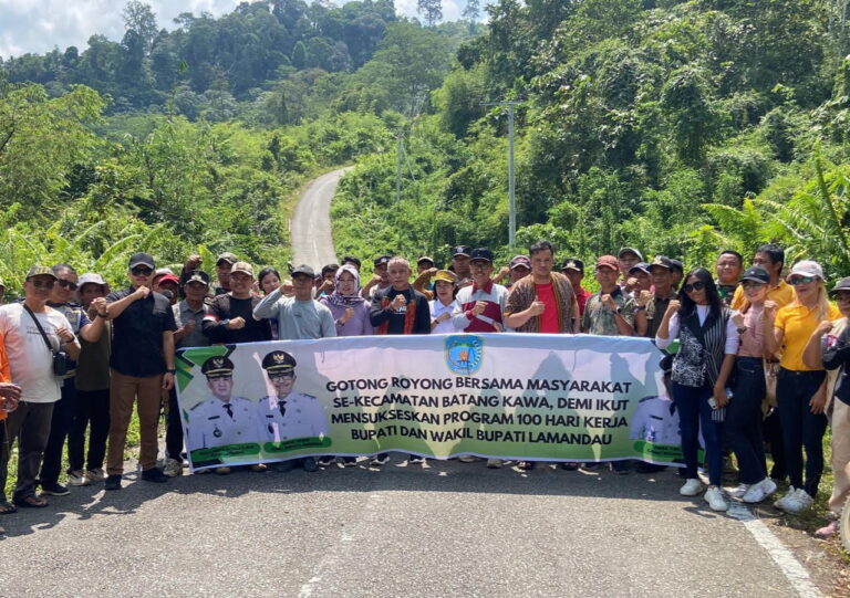 Bupati, Wabup dan Masyarakat Gotong Royong Bersihkan Bahu Jalan