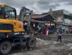 Kolaborasi Pemko Tertibkan PKL di Bahu Jalan