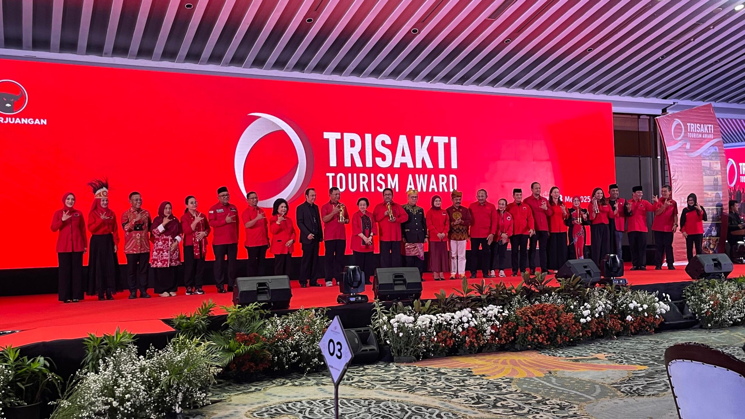 DPC PDIP Kobar Raih Penghargaan Trisakti Tourism Award 2025