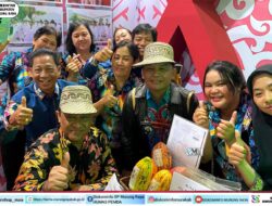 Gubernur dan Wagub Kalteng Kunjungi Stand Murung Raya