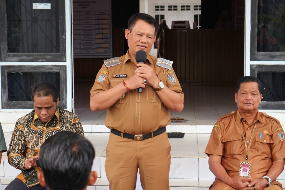 Bupati Seruyan Serahkan Mesin Panen, Dorong Produktivitas Pertanian