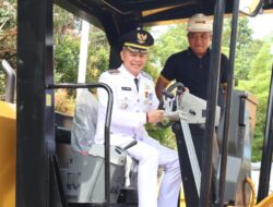 100 Hari Kerja, Bupati Gumas Serahkan Alat Berat Percepat Infrastruktur