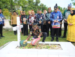 Ziarah HUT Ke-68 Kalteng, Gubernur Tabur Bunga di Makam Pahlawan