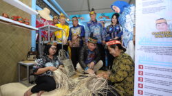 Produk Khas Kalteng Hiasi Stan Dekranasda di Expo 2025