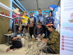 Produk Khas Kalteng Hiasi Stan Dekranasda di Expo 2025