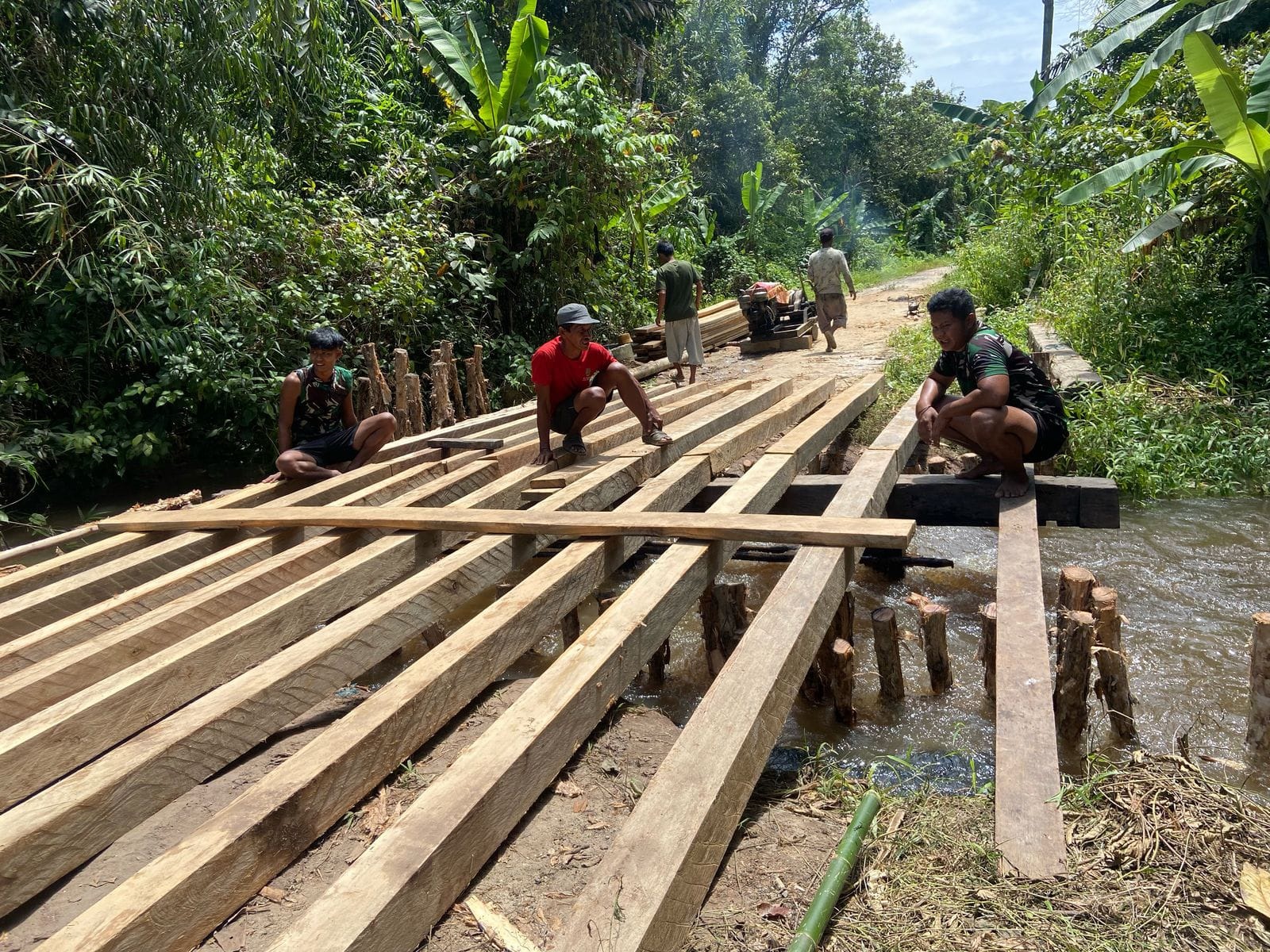 Bermandikan Keringat, Satgas TMMD Ke-124 Rampungkan Pembunan Jembatan