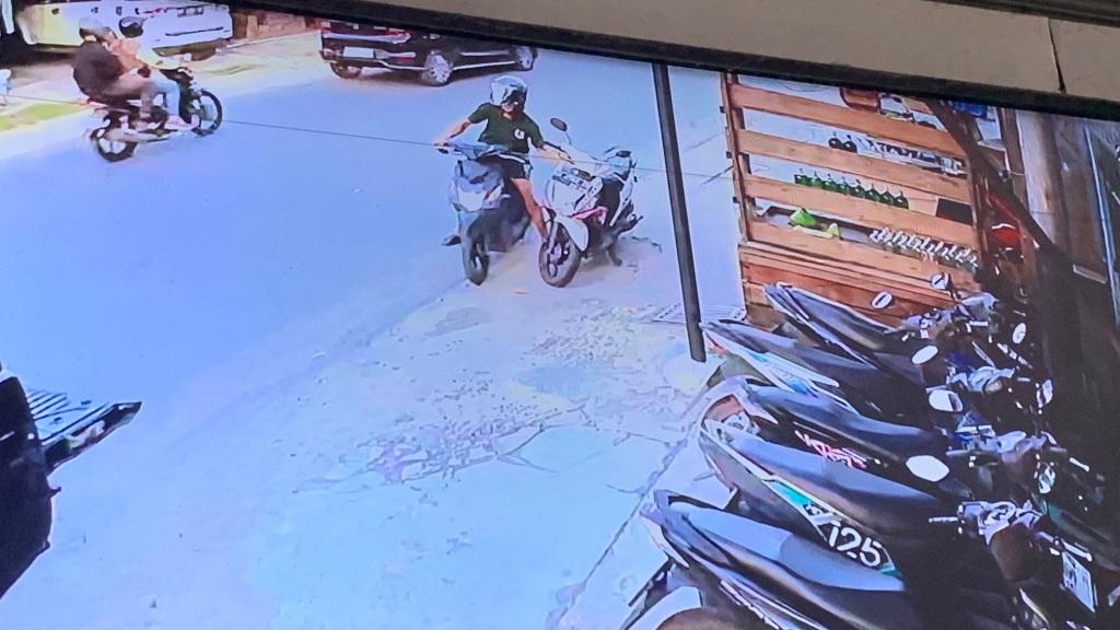 Pencuri Handphone di Dashboard Motor Terekam CCTV