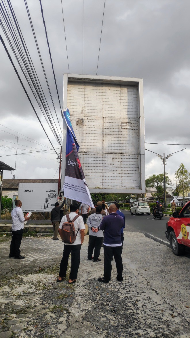 Bapenda Kobar Tertibkan Reklame Tak Berizin