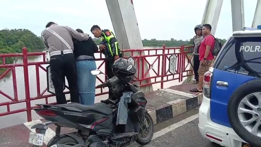 Depresi, Wanita Ditemukan Menangis di Pinggir Jembatan Kahayan