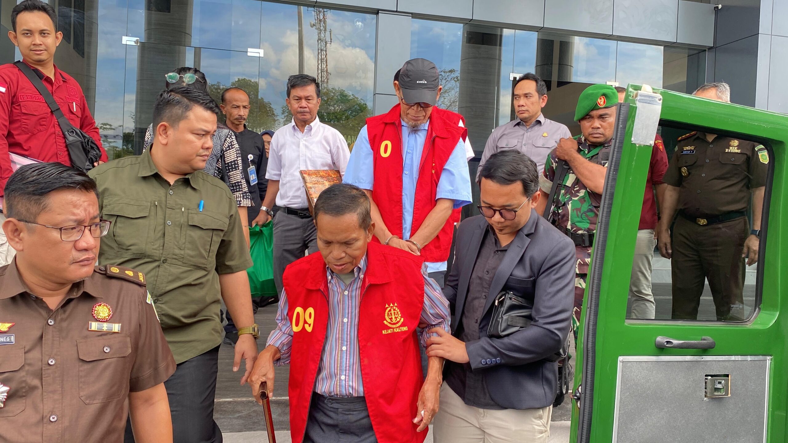 TIPIKOR IZIN TAMBANG-Kejati Limpahkan 3 Tersangka ke Kejari Barut