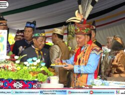 HUT Kalteng, Bupati Mura Heriyus Terima Suapan Kue dari Gubernus H Agustiar