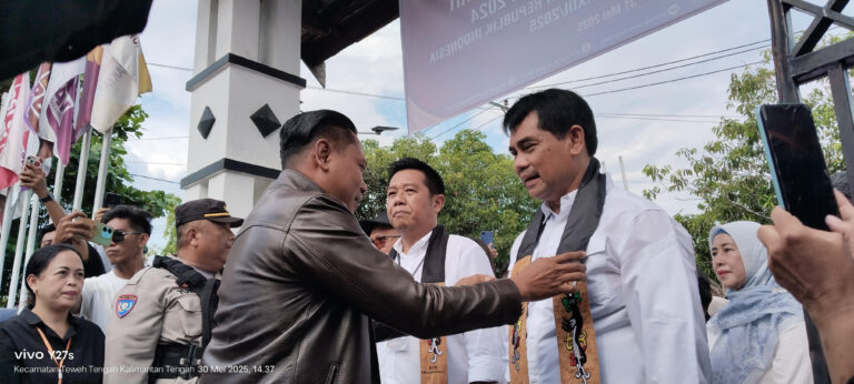 Shalahuddin-Felix Jalan Kaki Menuju KPU Barut saat Pendaftaran Shalahuddin-Felix Jalan Kaki Menuju KPU Barut saat Pendaftaran