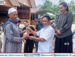 Heriyus dan Isteri Bagikan Sapi Kurban kepada Warga Sekitar Rumah Pribadinya