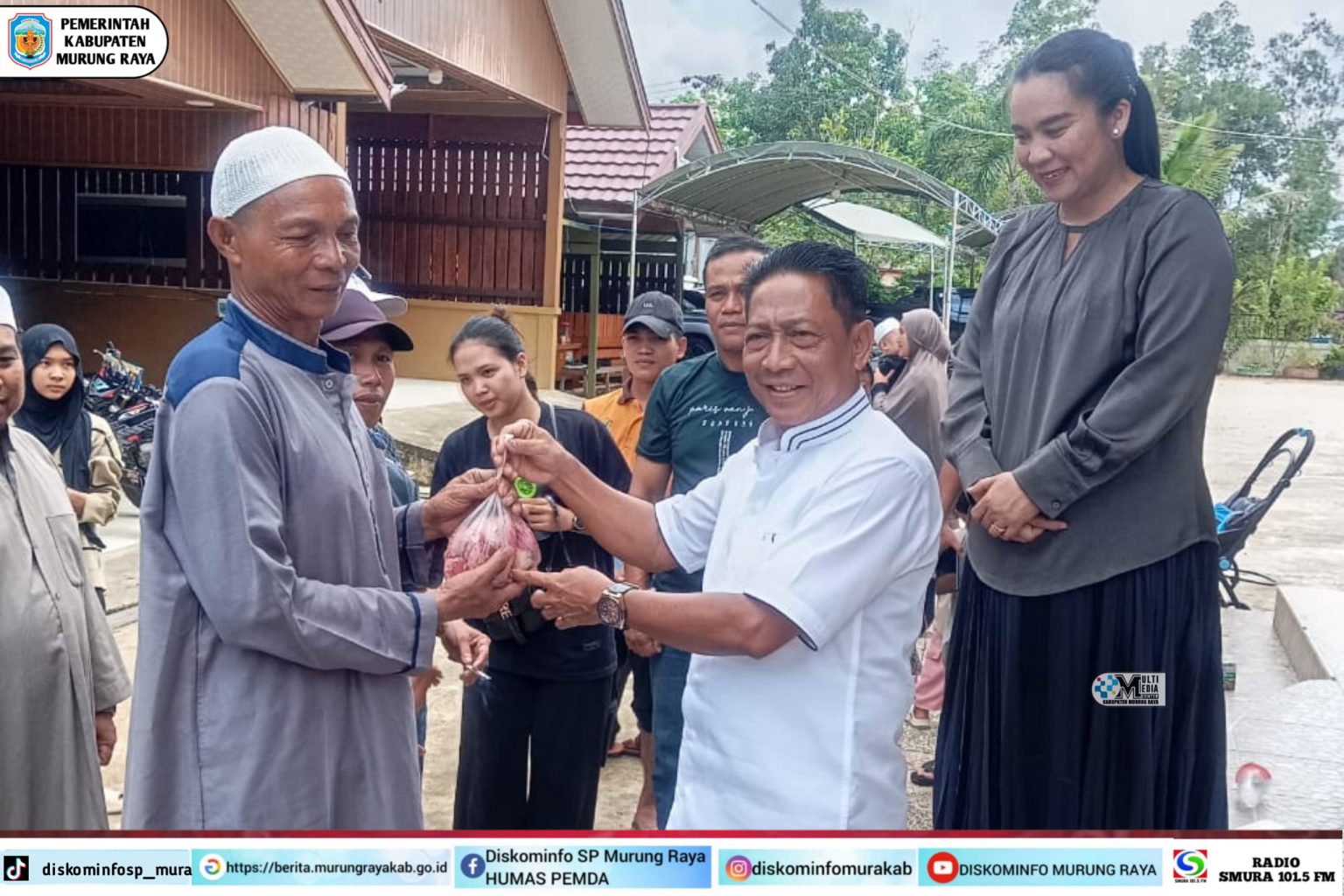 Heriyus dan Isteri Bagikan Sapi Kurban kepada Warga Sekitar Rumah Pribadinya