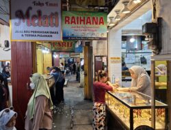 JELANG TAHUN AJARAN BARU-Warga Ramai Jual Emas untuk Biaya Sekolah