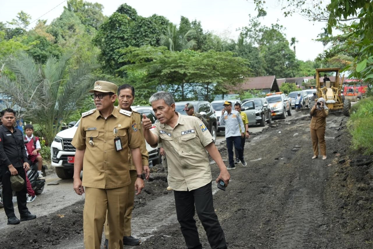 PJ BUPATI INDRA GUNAWAN BERGERAK CEPAT-PUPR Barut Perbaiki 16 Titik Jalan Nasional yang Rusak