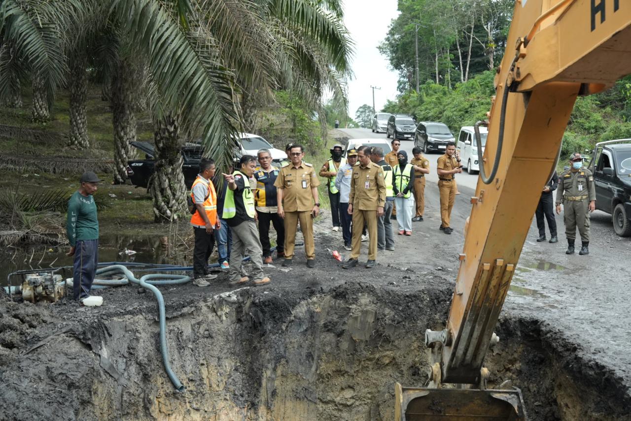 PJ BUPATI INDRA GUNAWAN BERGERAK CEPAT-PUPR Barut Perbaiki 16 Titik Jalan Nasional yang Rusak