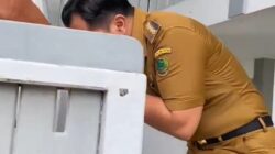 Mohon Doa dan Bimbingan, Bupati Pulpis H. Ahmad Rifa’i Cium Tangan H. Achmad Amur