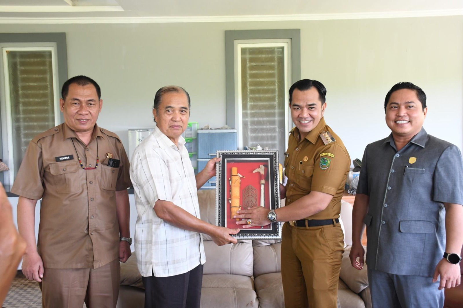 Mohon Doa dan Bimbingan, Bupati Pulpis H. Ahmad Rifa’i Cium Tangan H. Achmad Amur