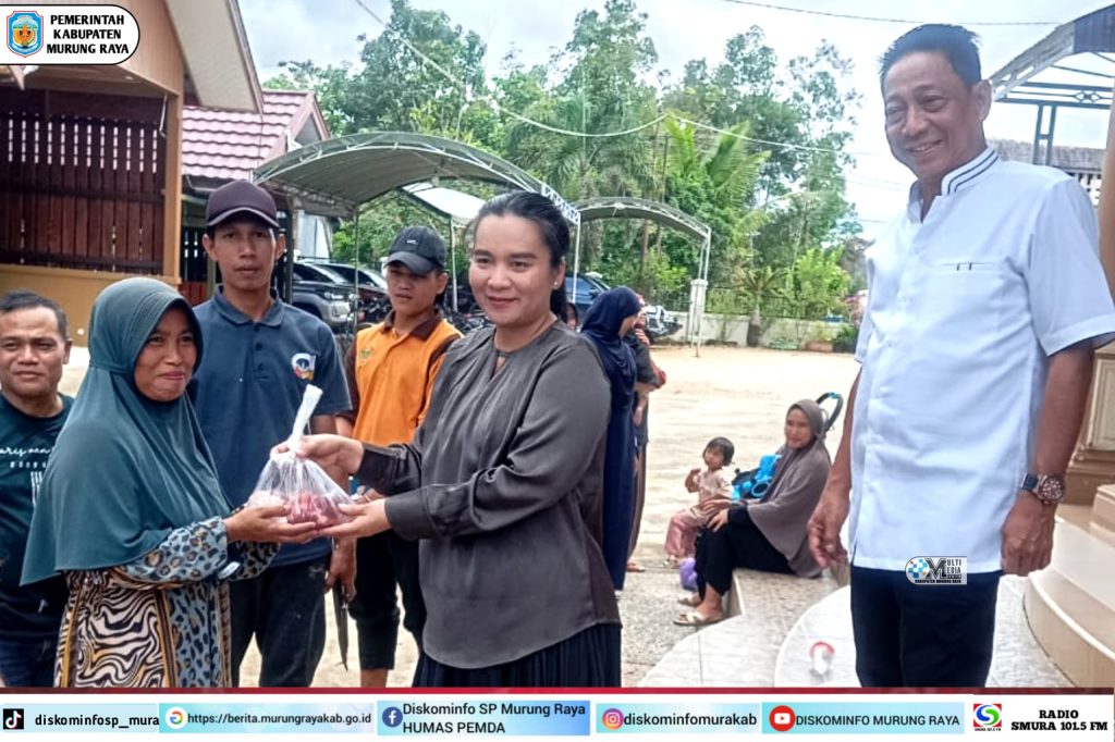 Heriyus dan Isteri Bagikan Sapi Kurban kepada Warga Sekitar Rumah Pribadinya Heriyus dan Isteri Bagikan Sapi Kurban kepada Warga Sekitar Rumah Pribadinya