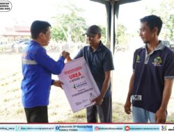 Plt. Sekda Mura Salurkan Pupuk Bersubsidi untuk Kelompok Tani