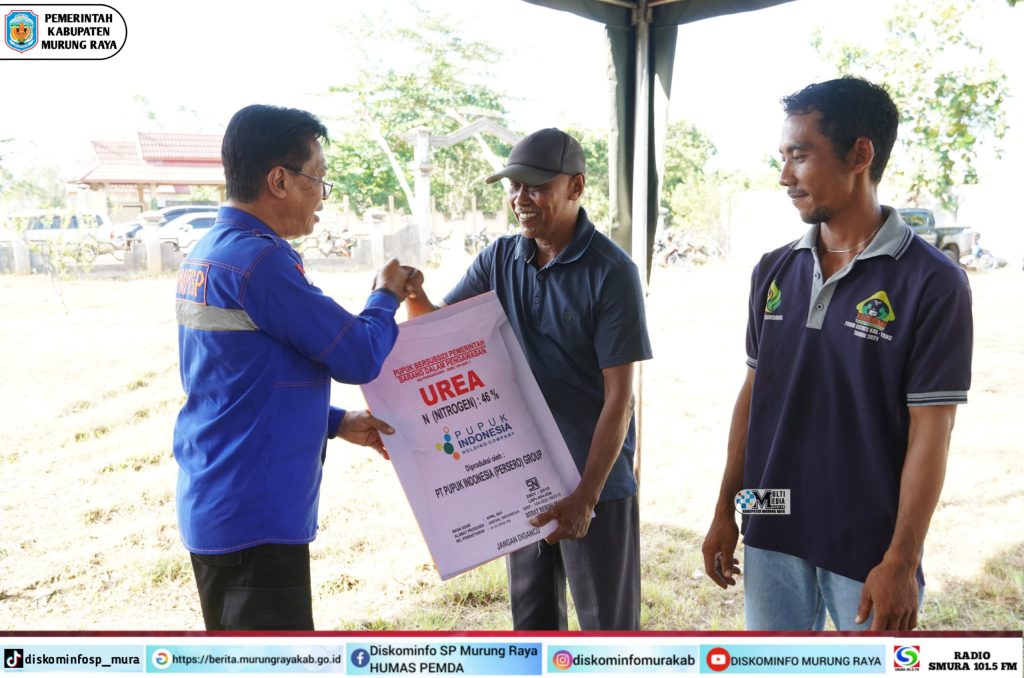 Plt. Sekda Mura Salurkan Pupuk Bersubsidi untuk Kelompok Tani