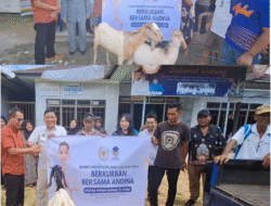 Andina Narang Serahkan Hewan Kurban untuk Warga Kapuas