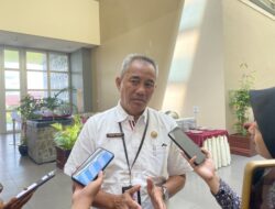 APRESIASI UNTUK MASYARAKAT-Warga Gotong Royong Perbaiki Jalan, Pemko Siap Tindak Lanjuti