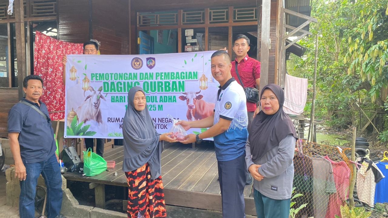 Rutan Buntok Bagikan Kurban ke Masyarakat