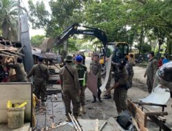 Satpol PP Bongkar PKL di Jalan RTA Milono di Atas Drainase