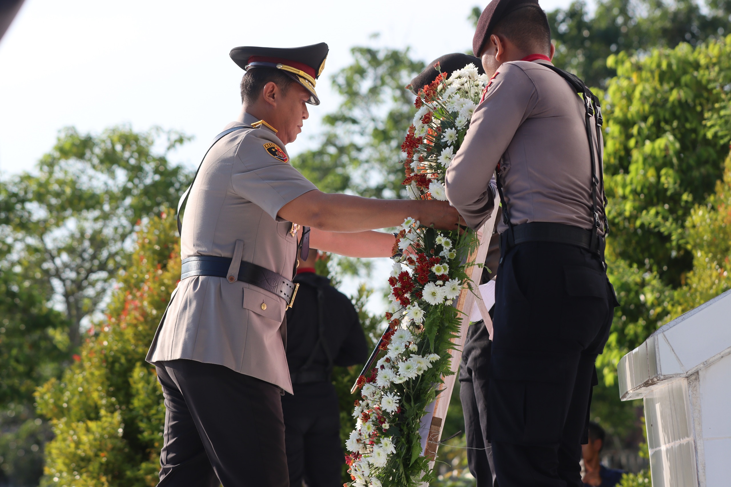Polda Kalteng Ziarah dan Tabur Bunga di TMP Sanaman Lampang
