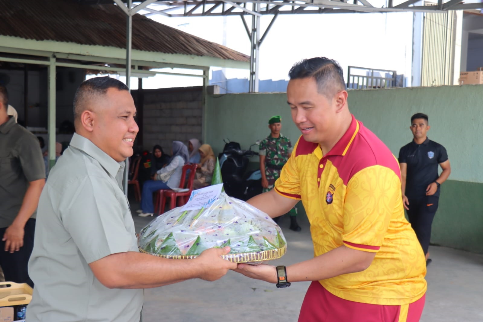 Kapolres Kobar Beri Kejutan Ultah Ke-42 Dandim 1014 Pangkalan Bun