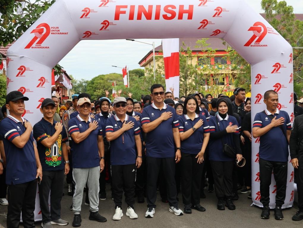 Ribuan Warga Meriahkan Jalan Sehat Hari Bhayangkara Polda Kalteng