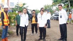TINJAU PROYEK INFRASTRUKTUR-Wali Kota Periksa Kualitas Jalan dan Drainase di Palangka Raya